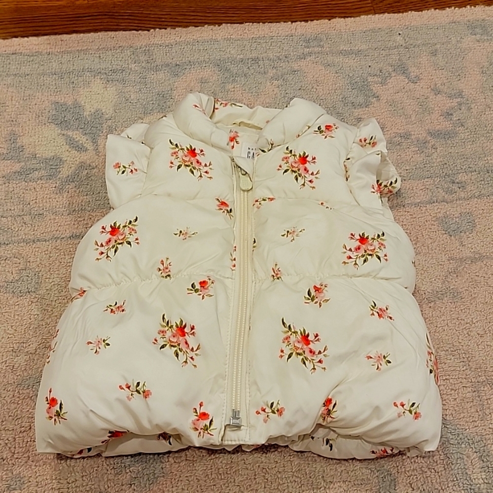 Gap Size 12-18M puffer vest.